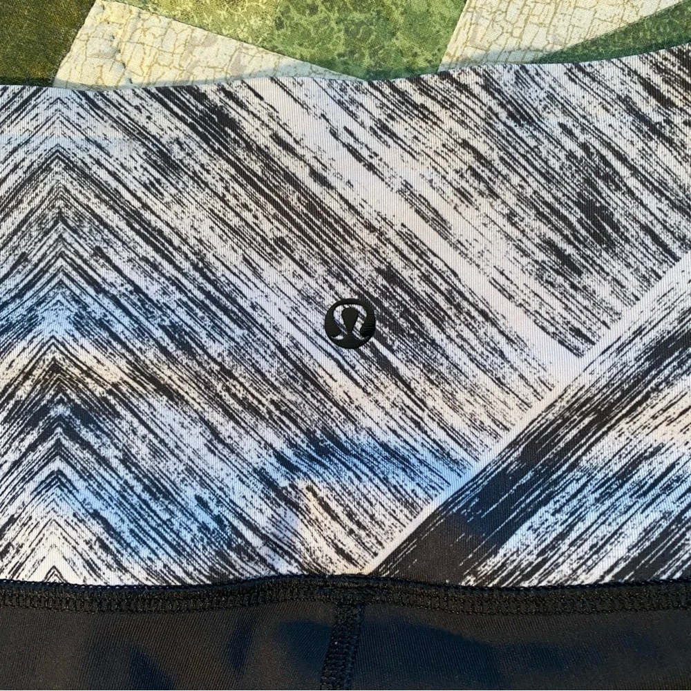 Lululemon Hot To Street‎ Crop Legging Size 6 Black White Tight Fit Yoga